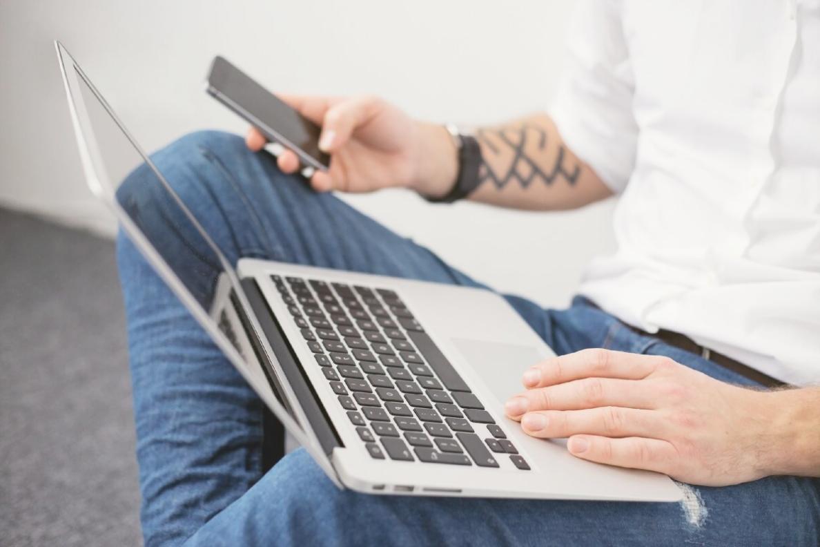 Studierende in konzentrierter Lernumgebung